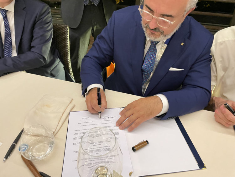 Maurizio Bonora firma l'accordo