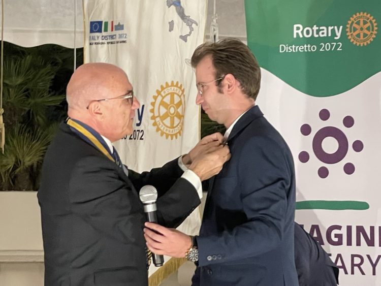 Fabio Retini riceve dal Governatore Luciano Alfieri il distintivo del Rotary